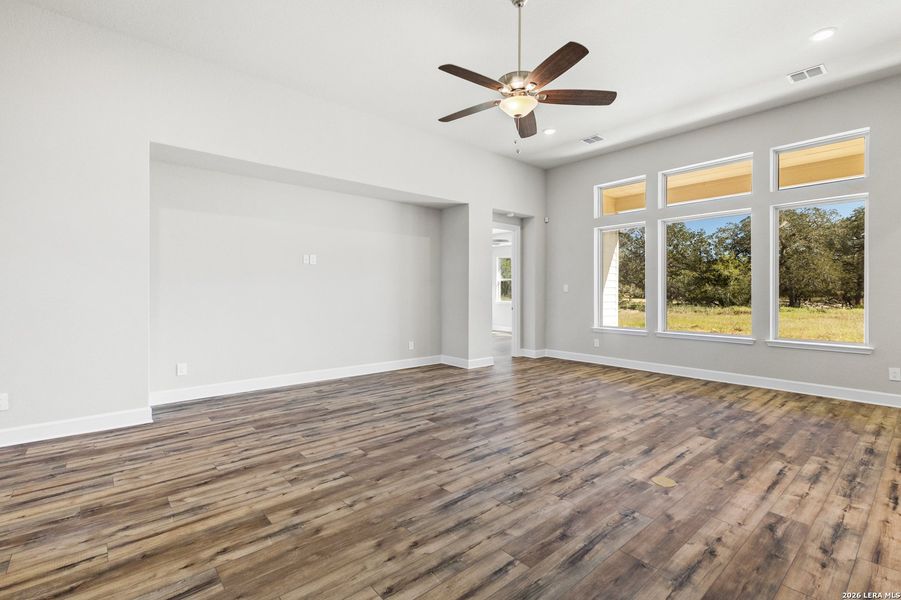 Spacious, unfurnished interior of a new home in Pradera Ridge, Floresville (Image 11).