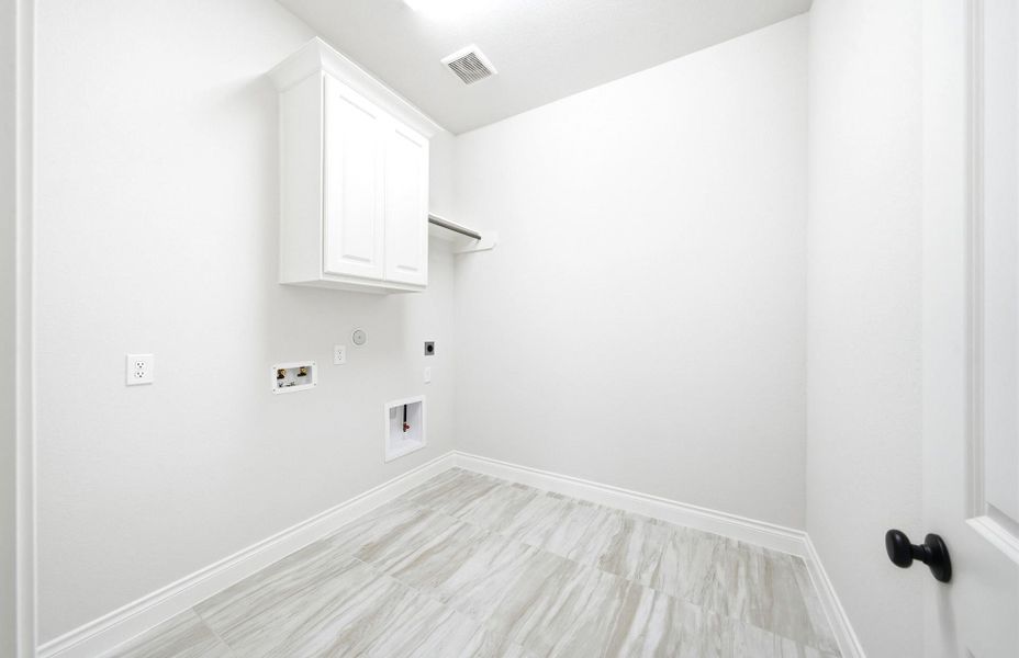 Spacious, unfurnished interior of a new home in Artavia 70′, Conroe (Image 57).