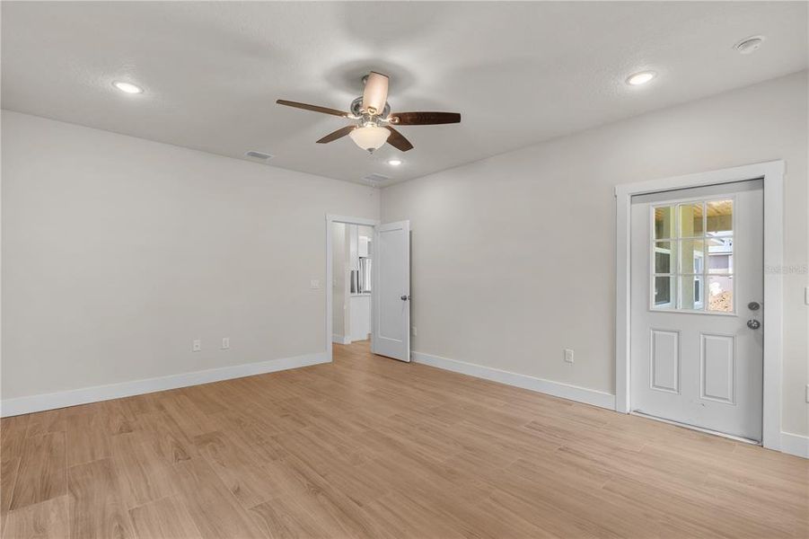 Spacious, unfurnished interior of a new home in , Ocala (Image 10).