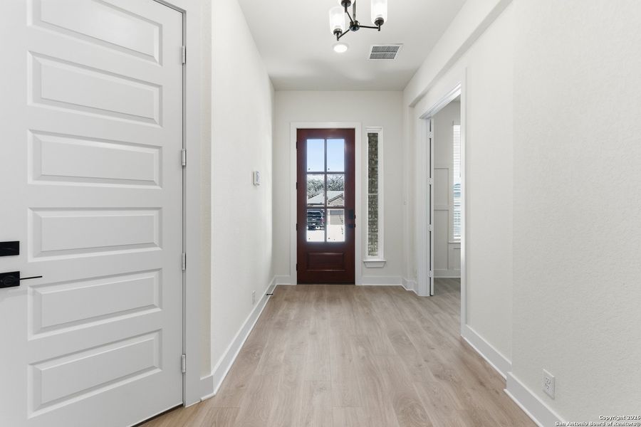 Spacious, unfurnished interior of a new home in Buffalo Crossing, Cibolo (Image 35).