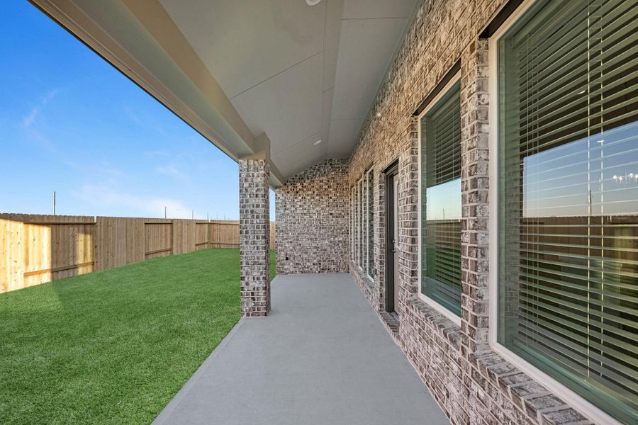 Exterior details and patio area of a home in Briarwood Crossing, Rosenberg (Image 4).