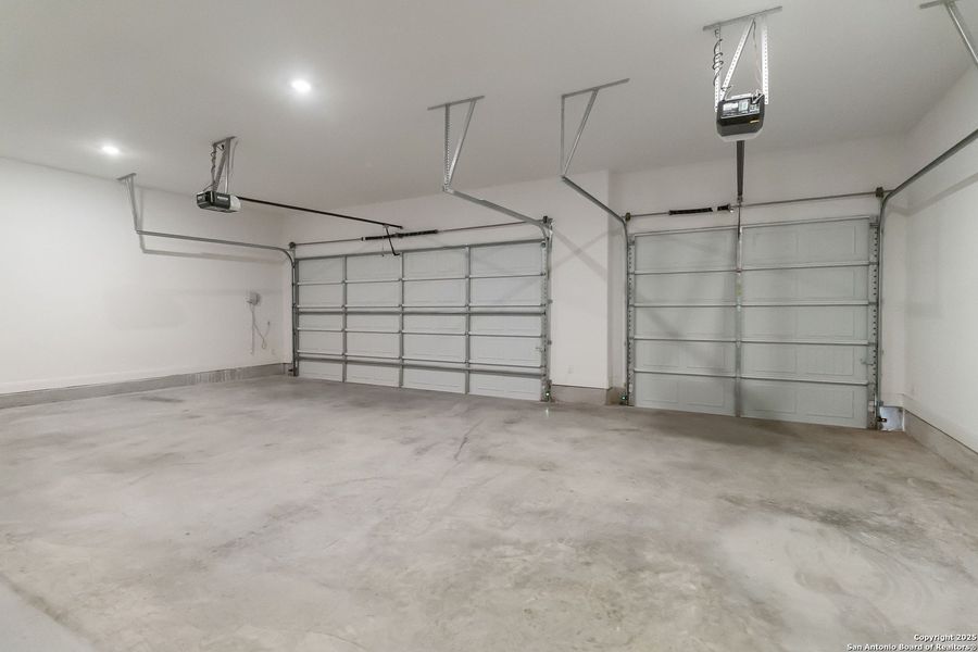 Spacious, unfurnished interior of a new home in Woodbridge Farms, La Vernia (Image 21).