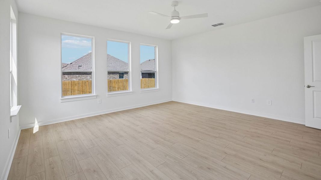 Spacious, unfurnished interior of a new home in Rosenbusch Ranch, Leander (Image 32).