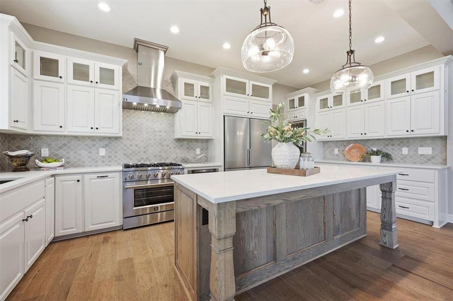 Over sized Island and breakfast Bar