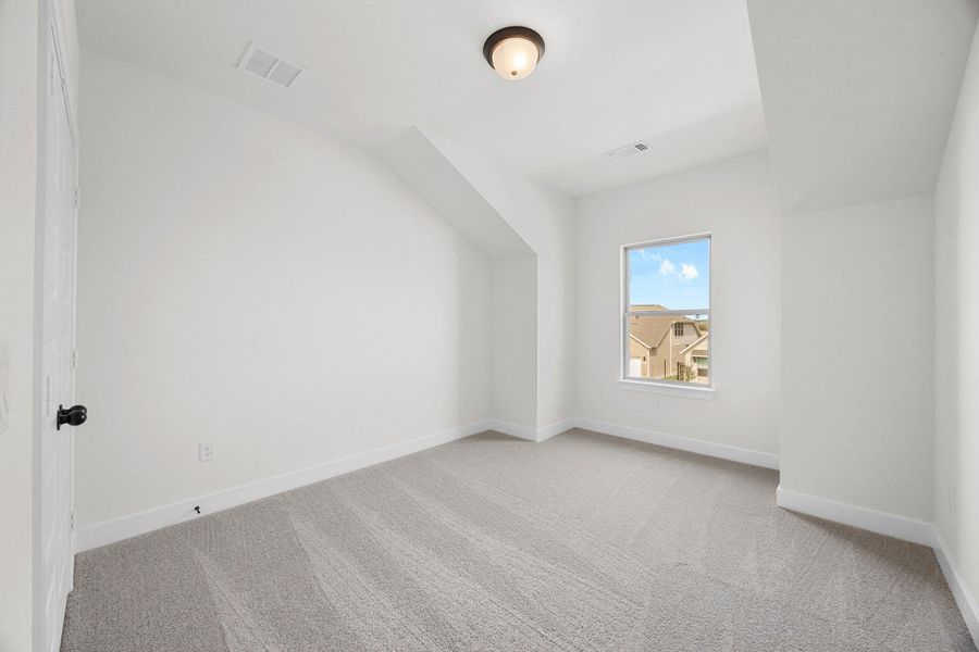Spacious, unfurnished interior of a new home in Santa Rita Ranch, Liberty Hill (Image 33).