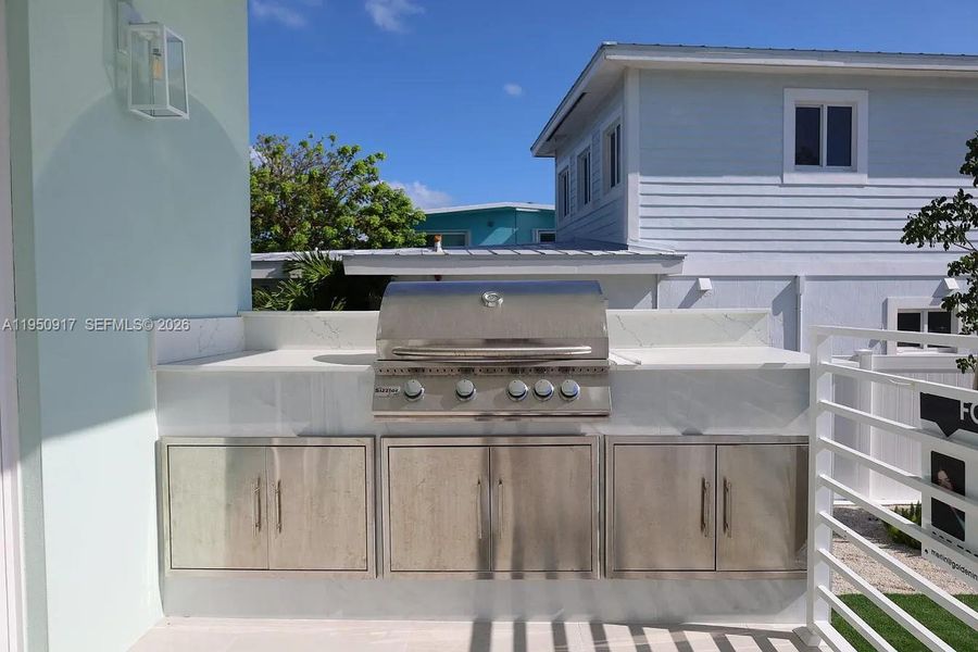 Exterior details and patio area of a home in , Tavernier (Image 17).