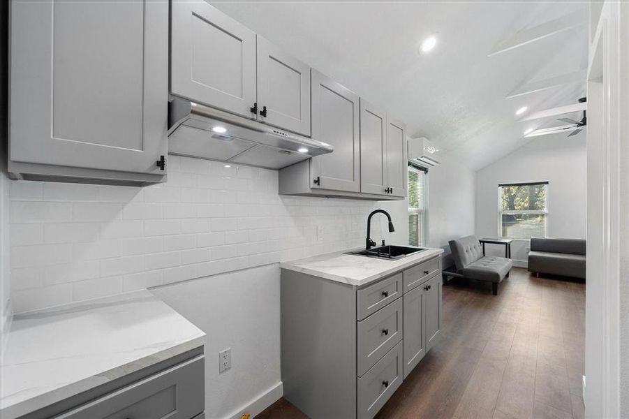 Furnished interior view inside a new home in , Mexia (Image 5).