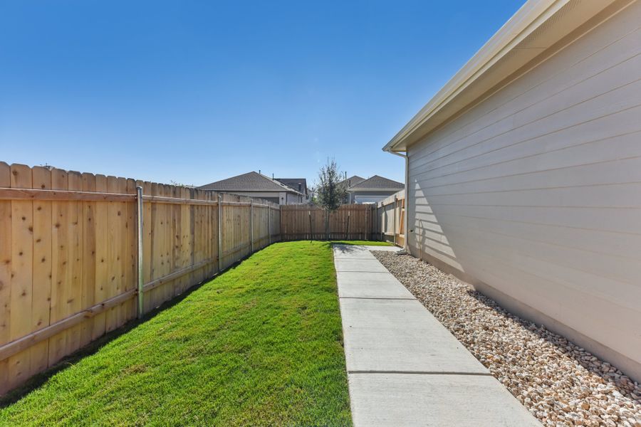 Exterior details and patio area of a home in Porter Country, Buda (Image 20).