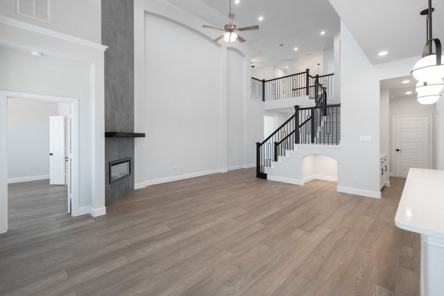 Spacious, unfurnished interior of a new home in Valencia on the Lake, Little Elm (Image 20).