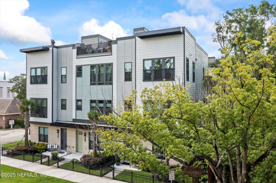 Condo located in Jacksonville, FL showcasing its design and architecture (Image 1). Condo located in Jacksonville, FL showcasing its design and architecture (Image 1).