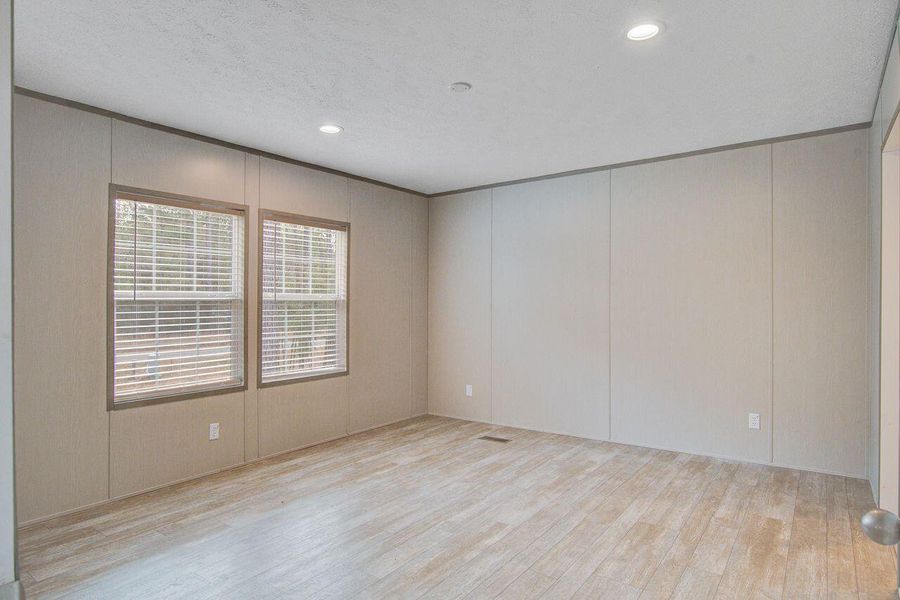Spacious, unfurnished interior of a new home in , Walterboro (Image 31).