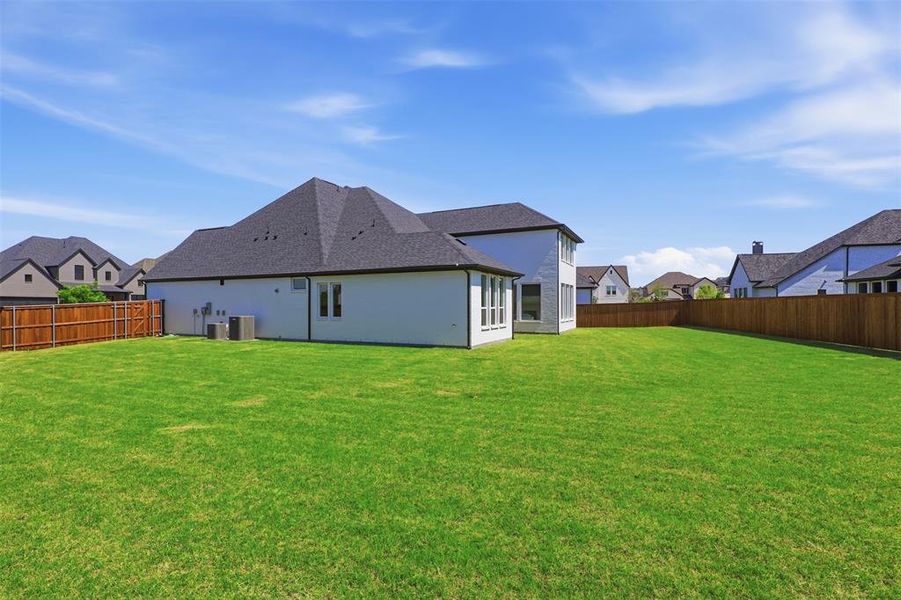 Endless options for a pool, sports court, outdoor kitchen and entertaining.