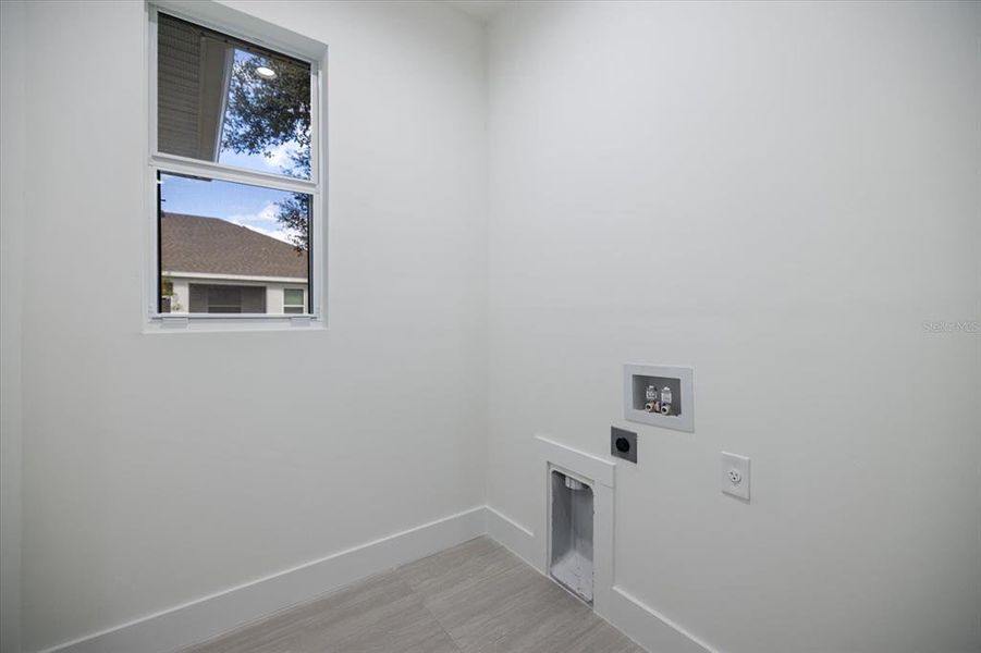 Spacious, unfurnished interior of a new home in , North Port (Image 15).