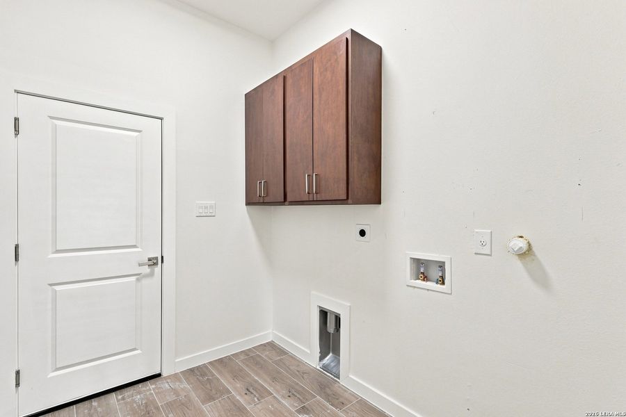 Spacious, unfurnished interior of a new home in , Selma (Image 32).