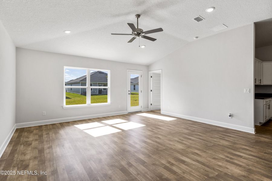 Spacious, unfurnished interior of a new home in Summerglen, Jacksonville (Image 38).