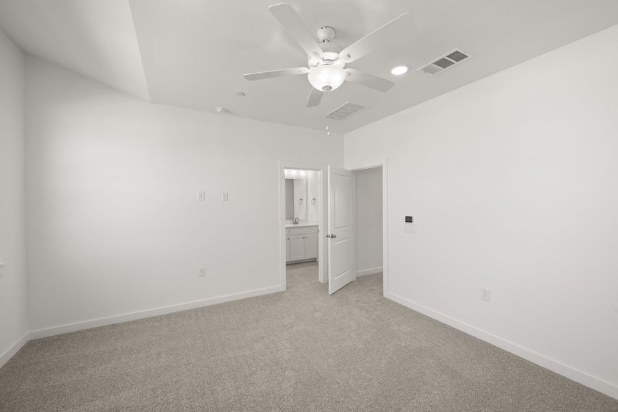 Spacious, unfurnished interior of a new home in Wildridge, Oak Point (Image 20).