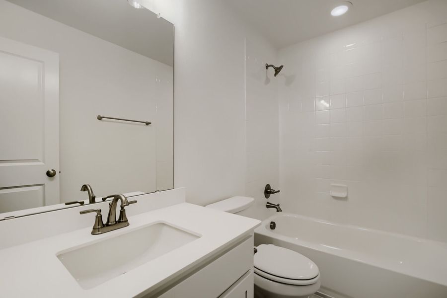 826 Stone Grove - Full Bathroom 826 Stone Grove - Full Bathroom