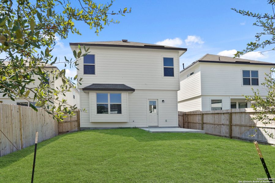 Exterior details and patio area of a home in Blue Ridge Ranch, San Antonio (Image 1).