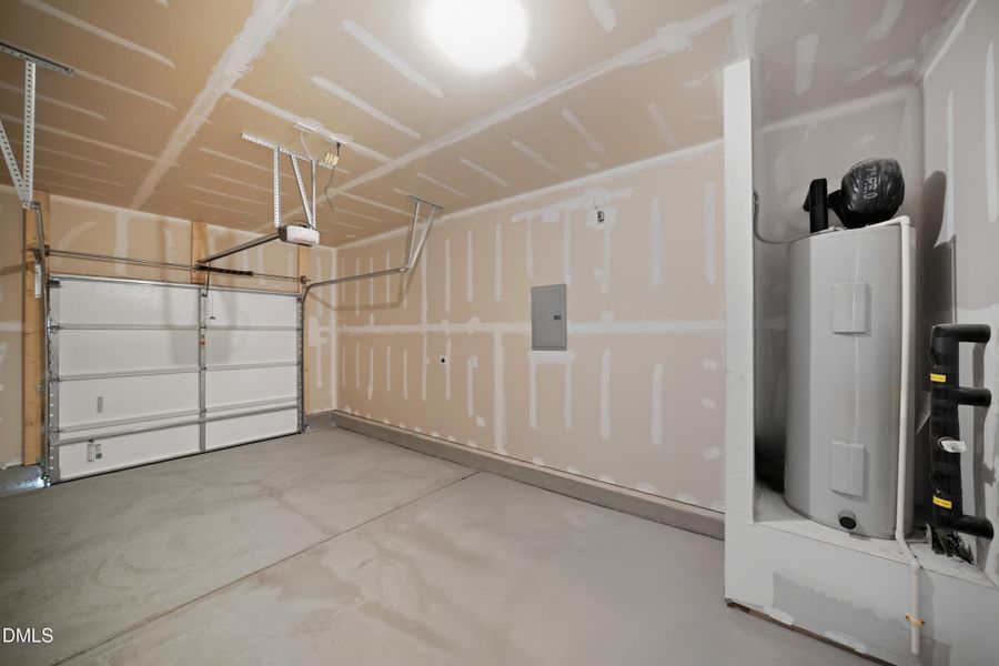 SUN_Everlee_Pic_CarsonII_QMI_227_Garage_