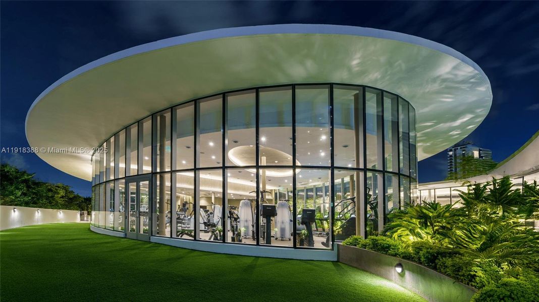 Condo located in Miami, FL showcasing its design and architecture (Image 4).