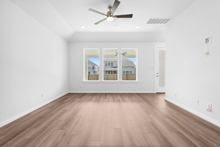 Spacious, unfurnished interior of a new home in Santa Rita Ranch, Liberty Hill (Image 14).