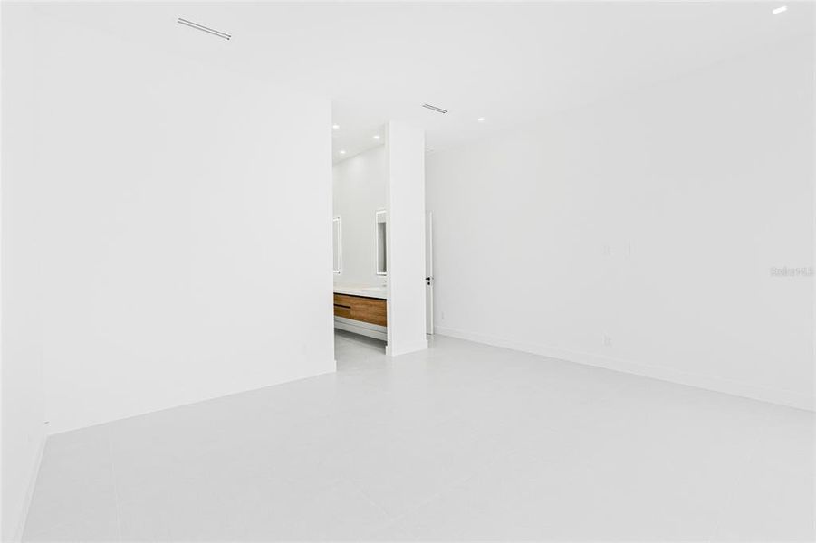 Spacious, unfurnished interior of a new home in , Port Charlotte (Image 68).