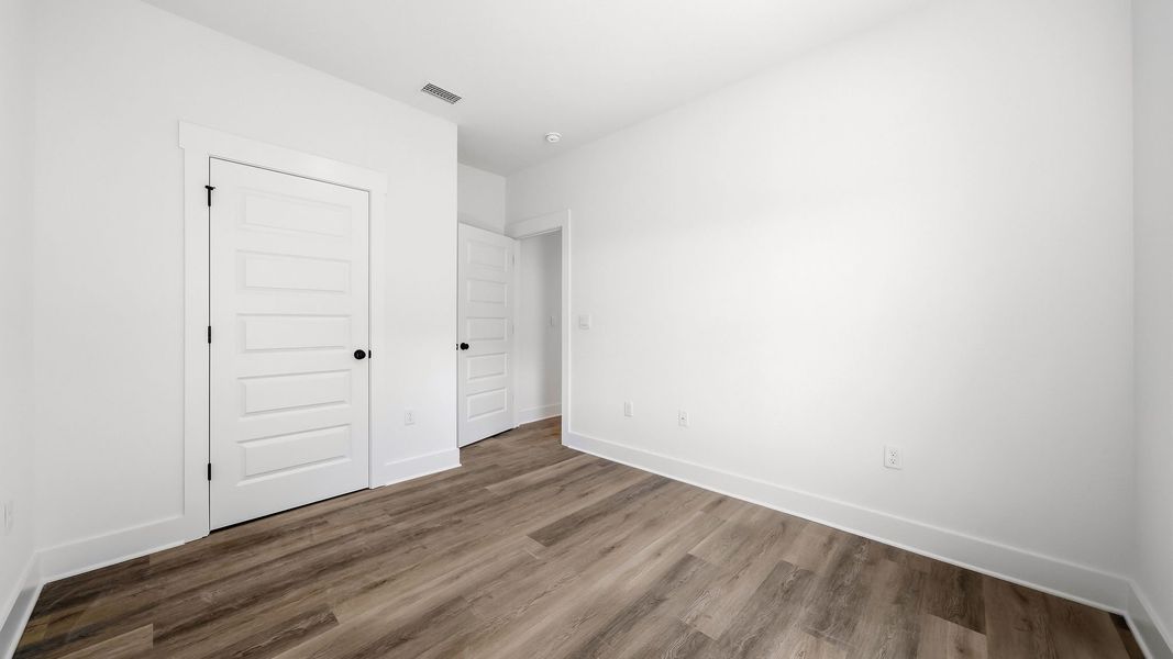 Spacious, unfurnished interior of a new home in Colonial East, Panama City Beach (Image 26).