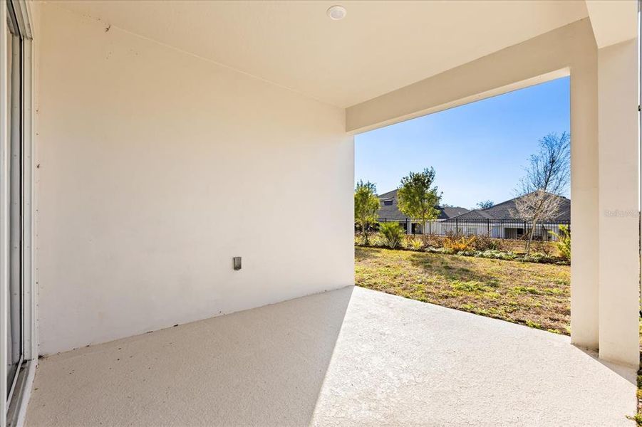 Exterior details and patio area of a home in Dora Parc, Mount Dora (Image 32).