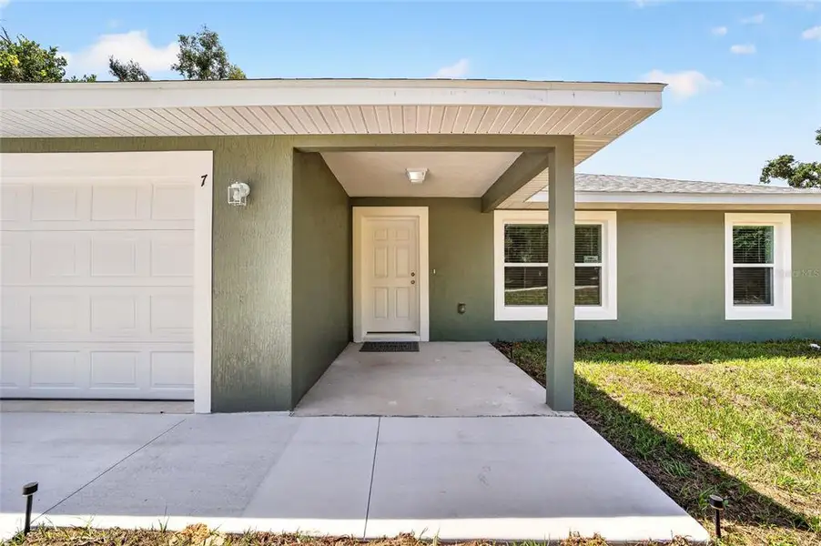 Exterior details and patio area of a home in , Ocala (Image 19).