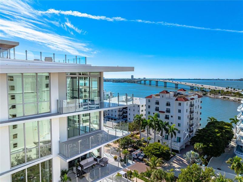 Condo located in Sarasota, FL showcasing its design and architecture (Image 4).