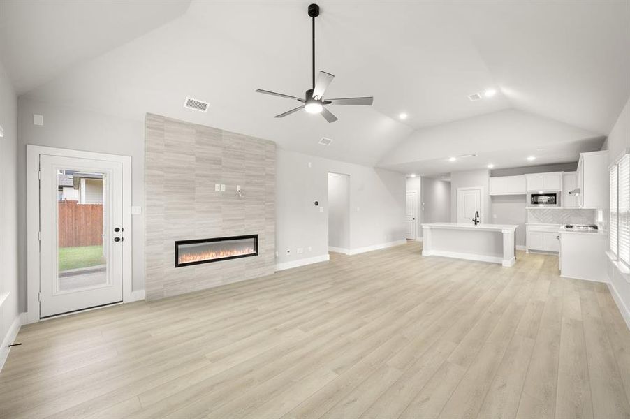 Spacious, unfurnished interior of a new home in Llano Springs, Fort Worth (Image 20).