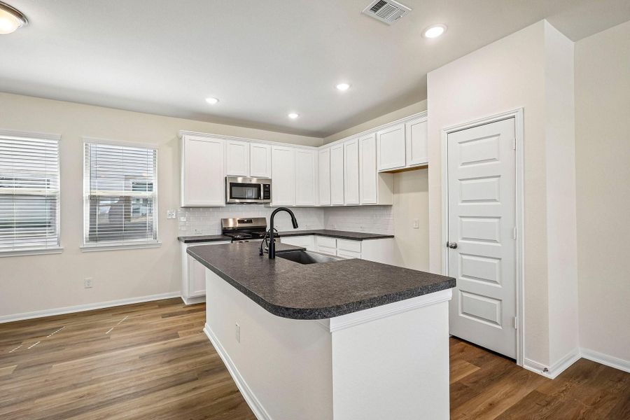 Plenty of cabinet and counter space! Plenty of cabinet and counter space!