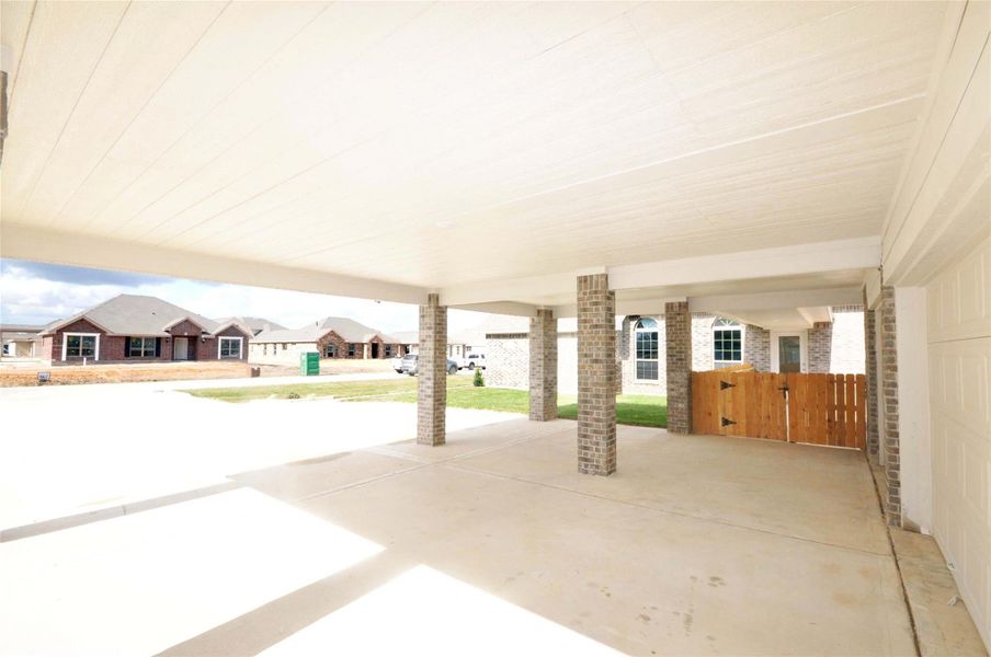 Exterior details and patio area of a home in Pedregal, League City (Image 4).