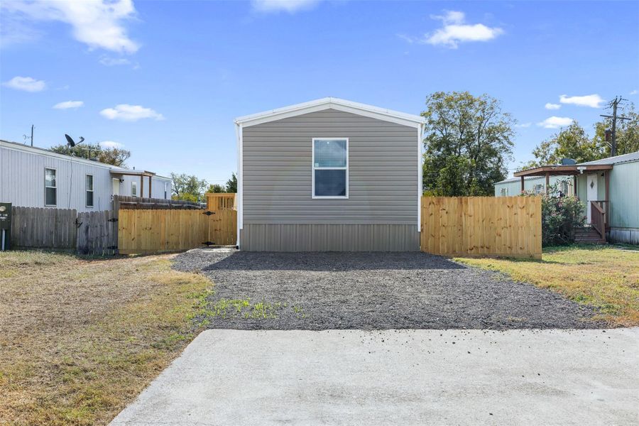 Exterior details and patio area of a home in , Navasota (Image 2).