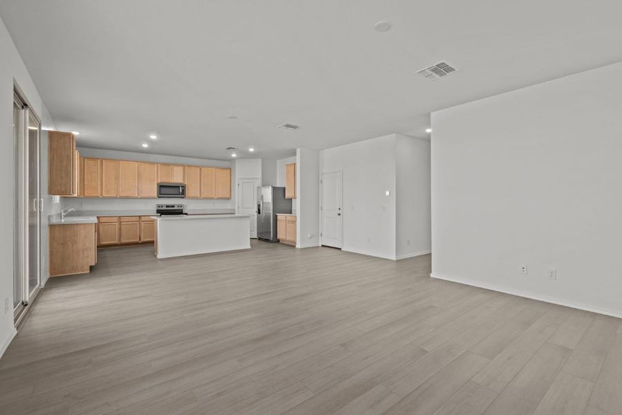 Spacious, unfurnished interior of a new home in Skyline Village Enclaves, San Tan Valley (Image 10).