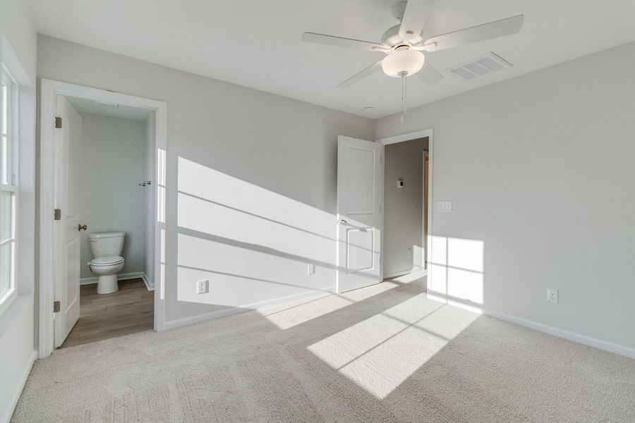 Spacious, unfurnished interior of a new home in Astoria, Columbia (Image 24).