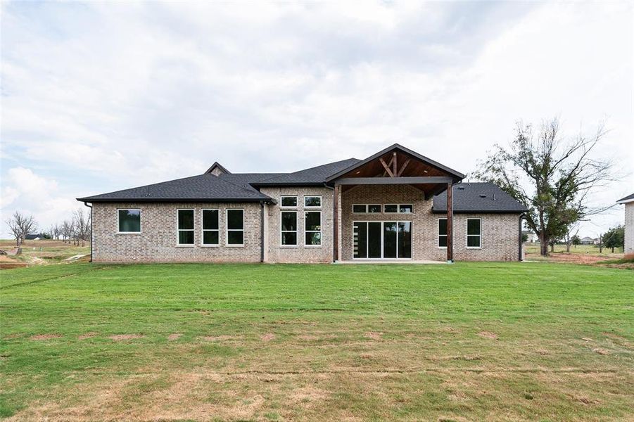 Exterior details and patio area of a home in Pecan Plantation, Granbury (Image 25).