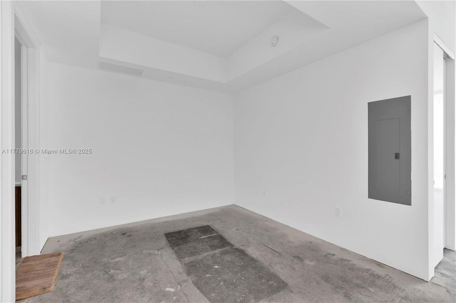 Spacious, unfurnished interior of a new home in , Sunny Isles Beach (Image 5).