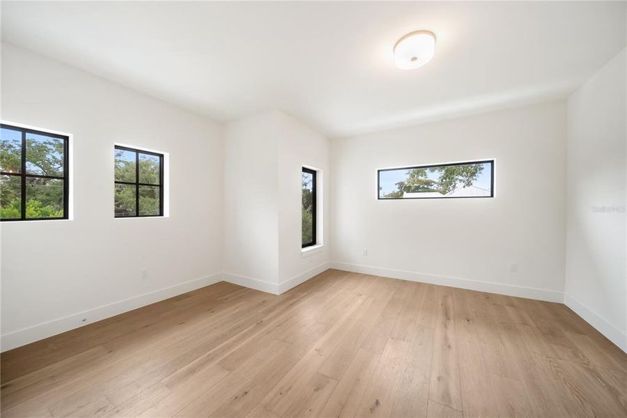 Spacious, unfurnished interior of a new home in , Sarasota (Image 26).
