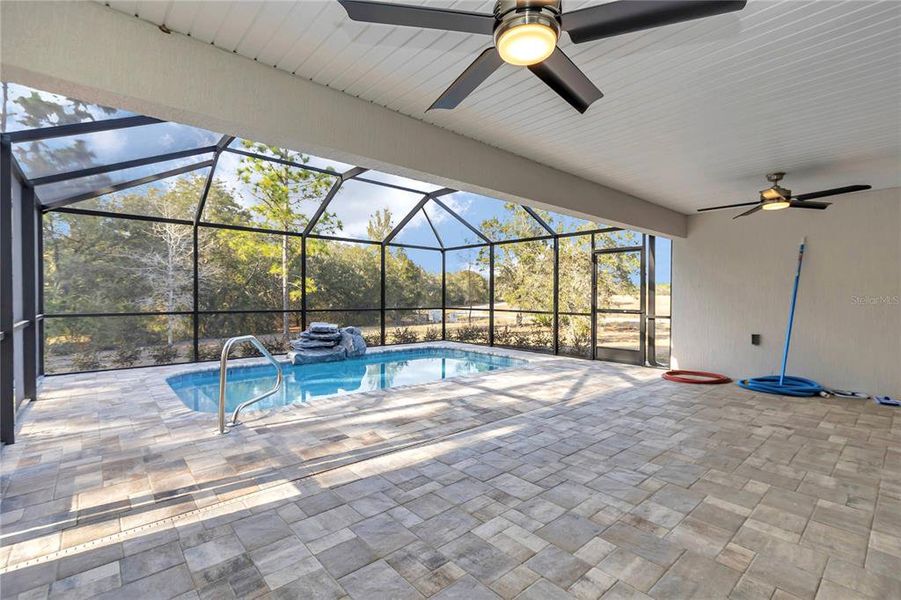 Exterior details and patio area of a home in , Dunnellon (Image 35).