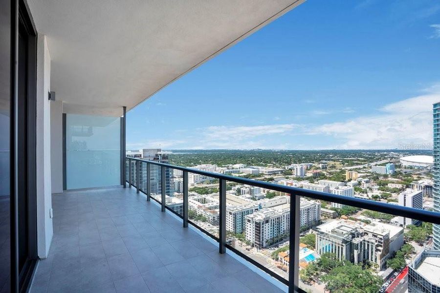 Condo located in St. Petersburg, FL showcasing its design and architecture (Image 38).