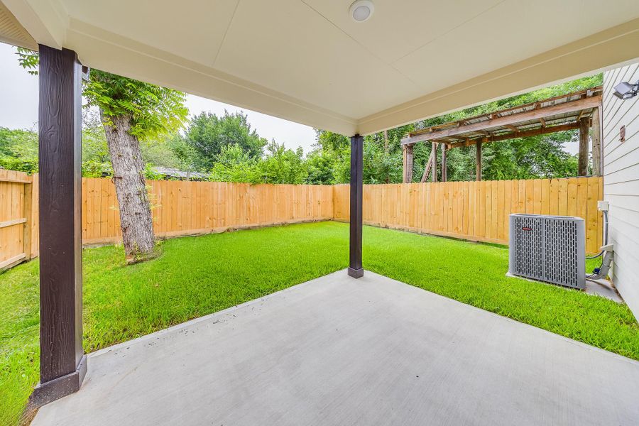 Cozy backyard with green space and privacy, perfect for relaxing evenings or weekend gatherings. Come see it today! Cozy backyard with green space and privacy, perfect for relaxing evenings or weekend gatherings. Come see it today!