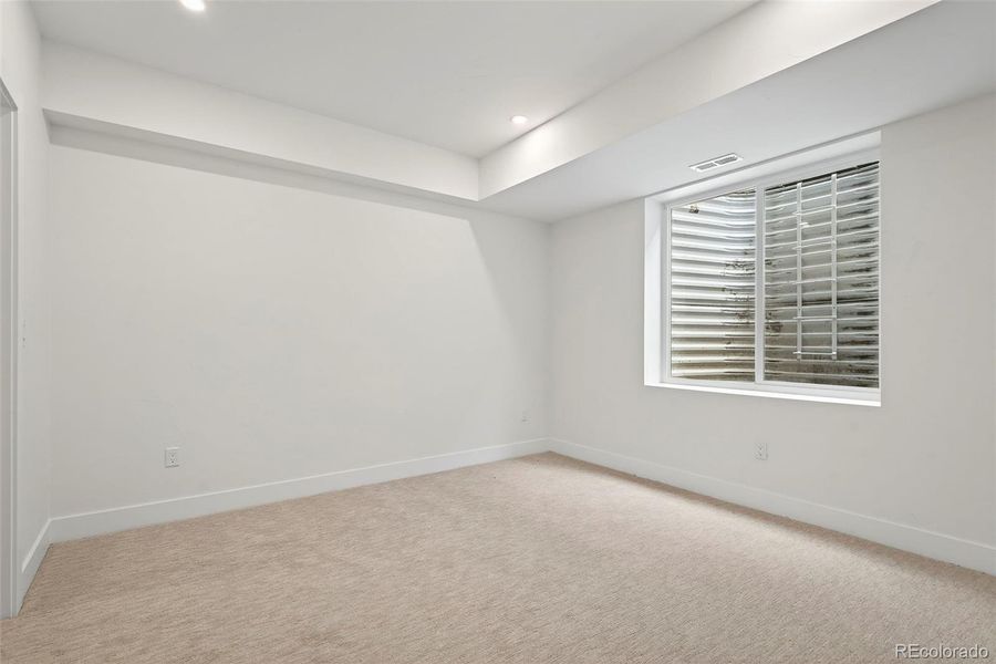 Spacious, unfurnished interior of a new home in , Englewood (Image 27).
