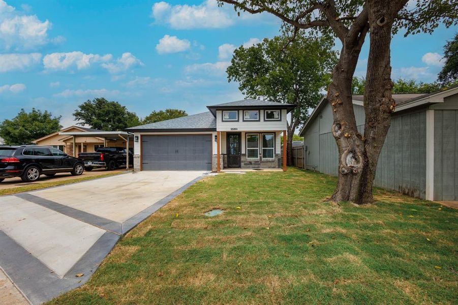 View of front facade with a garage and a front yard