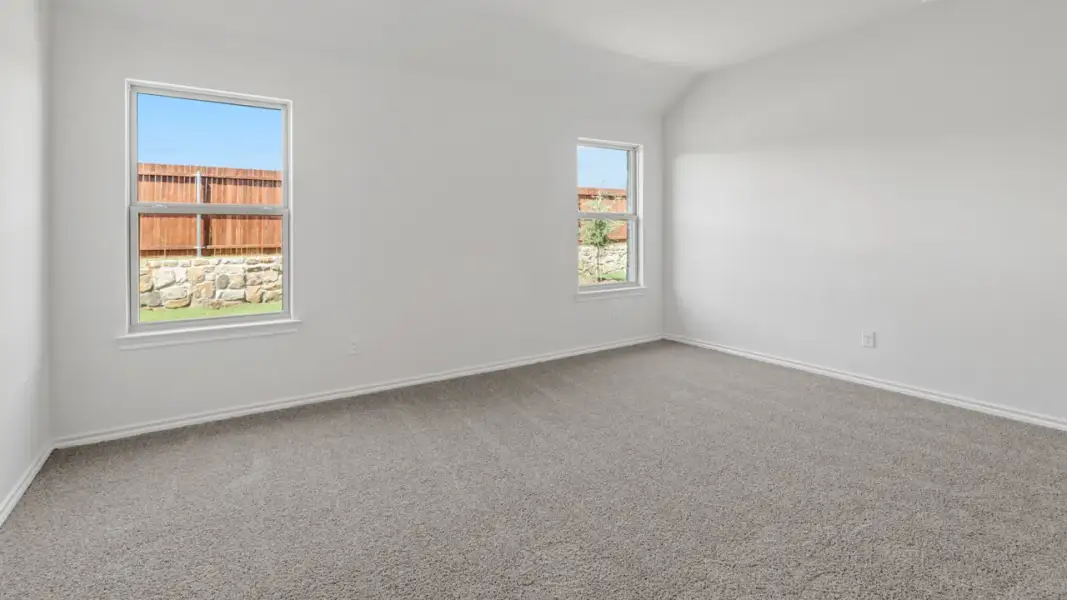 Spacious, unfurnished interior of a new home in Saddlebrook, Waxahachie (Image 15).