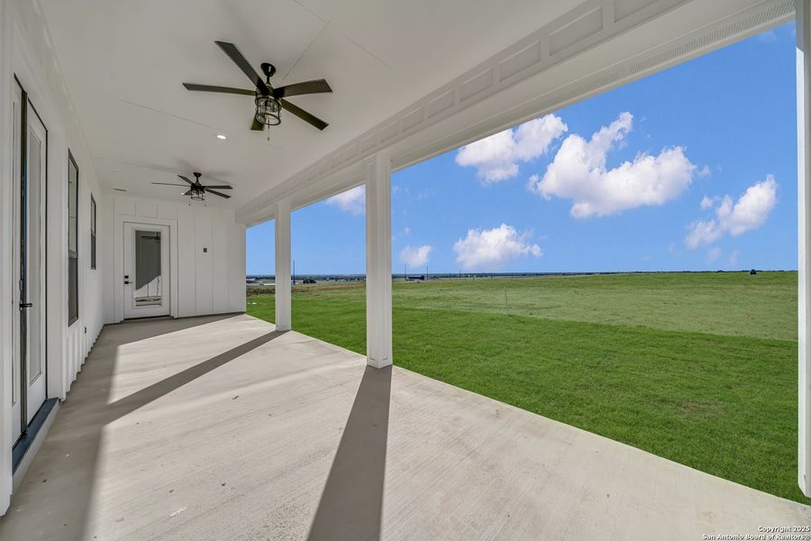 Exterior details and patio area of a home in , La Vernia (Image 3).