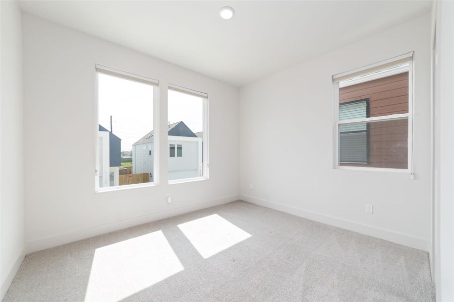 Spacious, unfurnished interior of a new home in Alicante, Houston (Image 36).