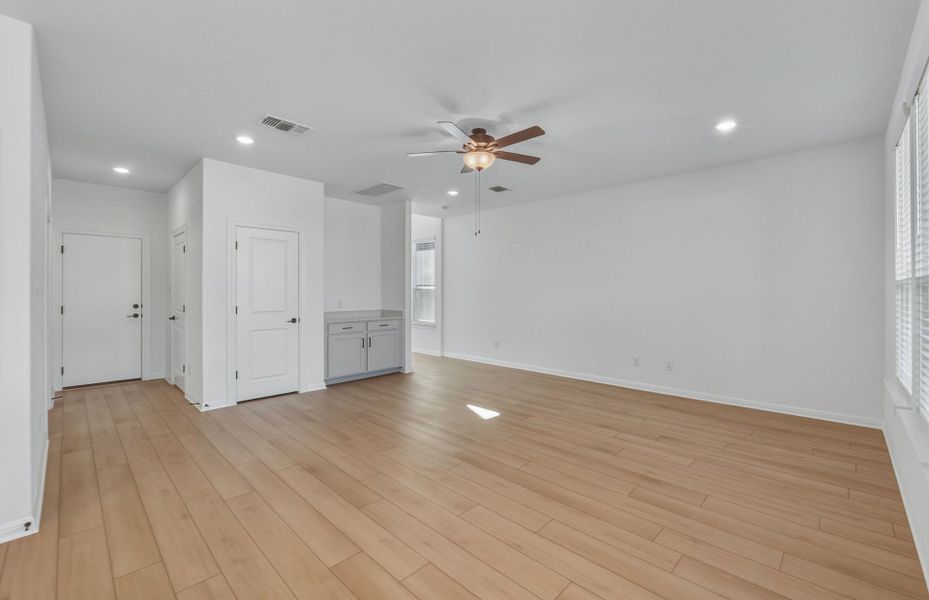 Spacious, unfurnished interior of a new home in Horizon Lake, Leander (Image 43).