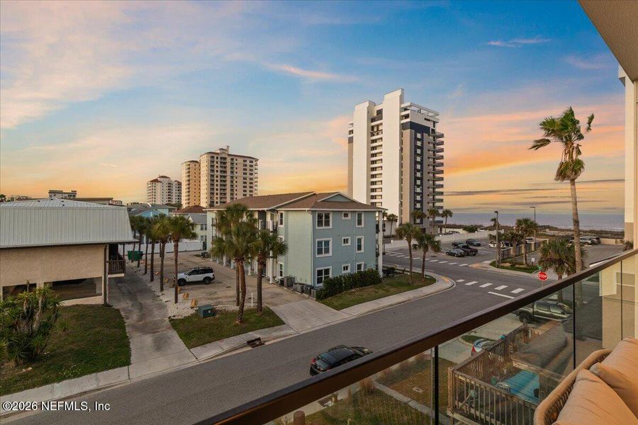 Condo located in Jacksonville Beach, FL showcasing its design and architecture (Image 5).