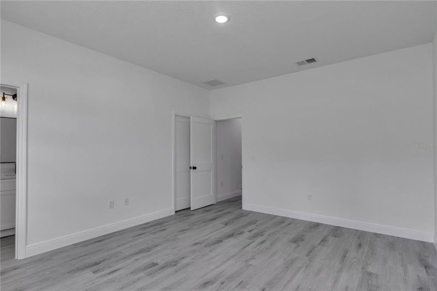 Spacious, unfurnished interior of a new home in , Citrus Springs (Image 34).